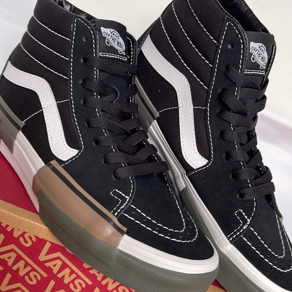 Vans WMNS Sk8-Hi Rearrange Utility Block Black
VN000CRMBLK
Sneakers - Picture 10 of 16